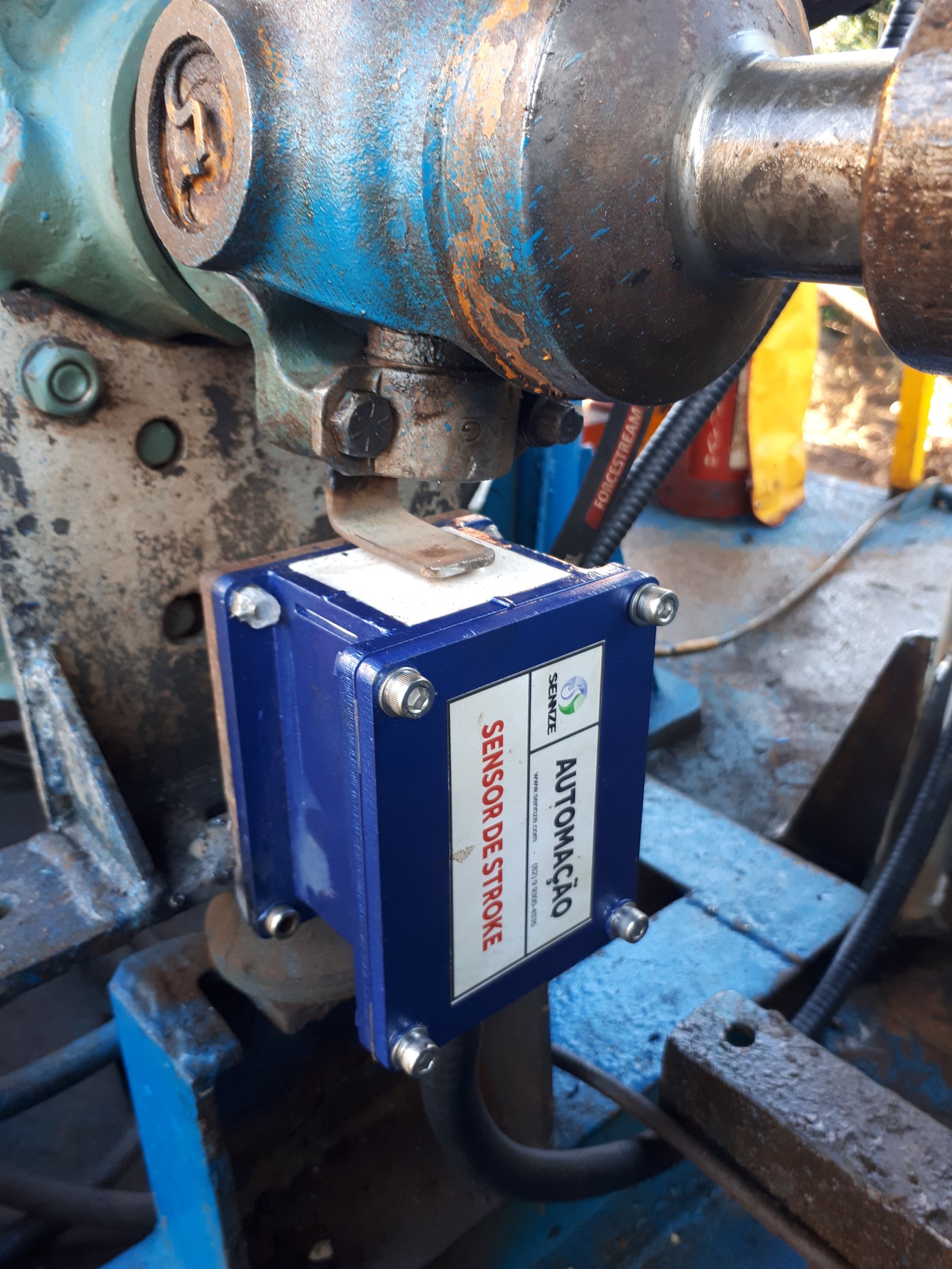 Sensor installed on a workover operation mechanism.